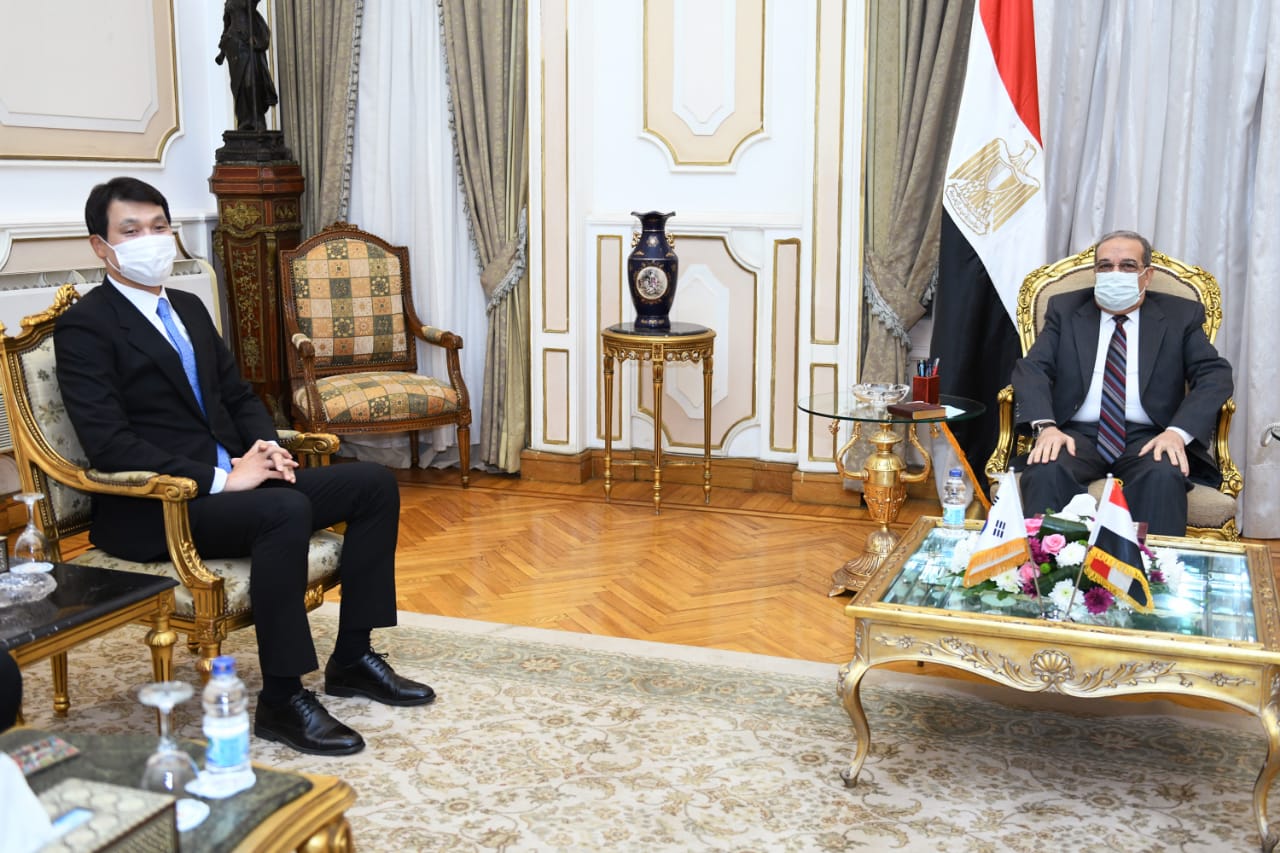 وزير الإنتاج الحربي وسفير كوريا الجنوبية 