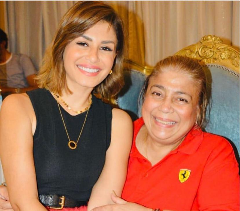الفنانة منة فضالى ووالدتها 