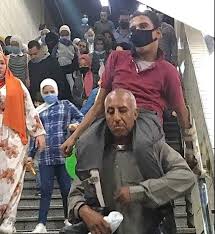 اب يحمل ابنه بالمترو