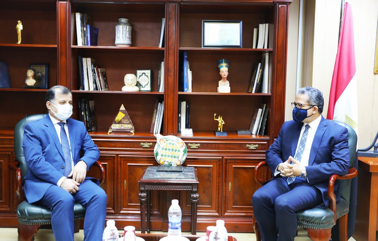 وزير السياحة والاثار الدكتور خالد العنانى  وزير السياحة والاثار الدكتور خالد العنانى