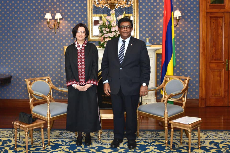 رئيس موريشيوس خلال استقباله السفيرة المصرية