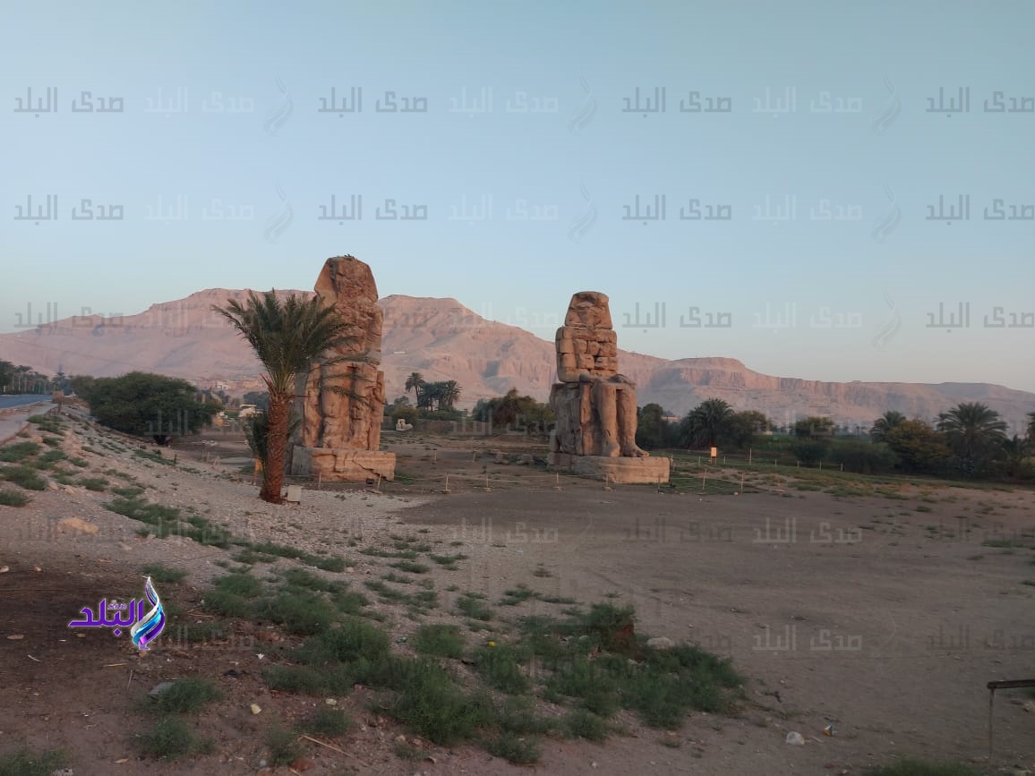 تمثالين ممنون