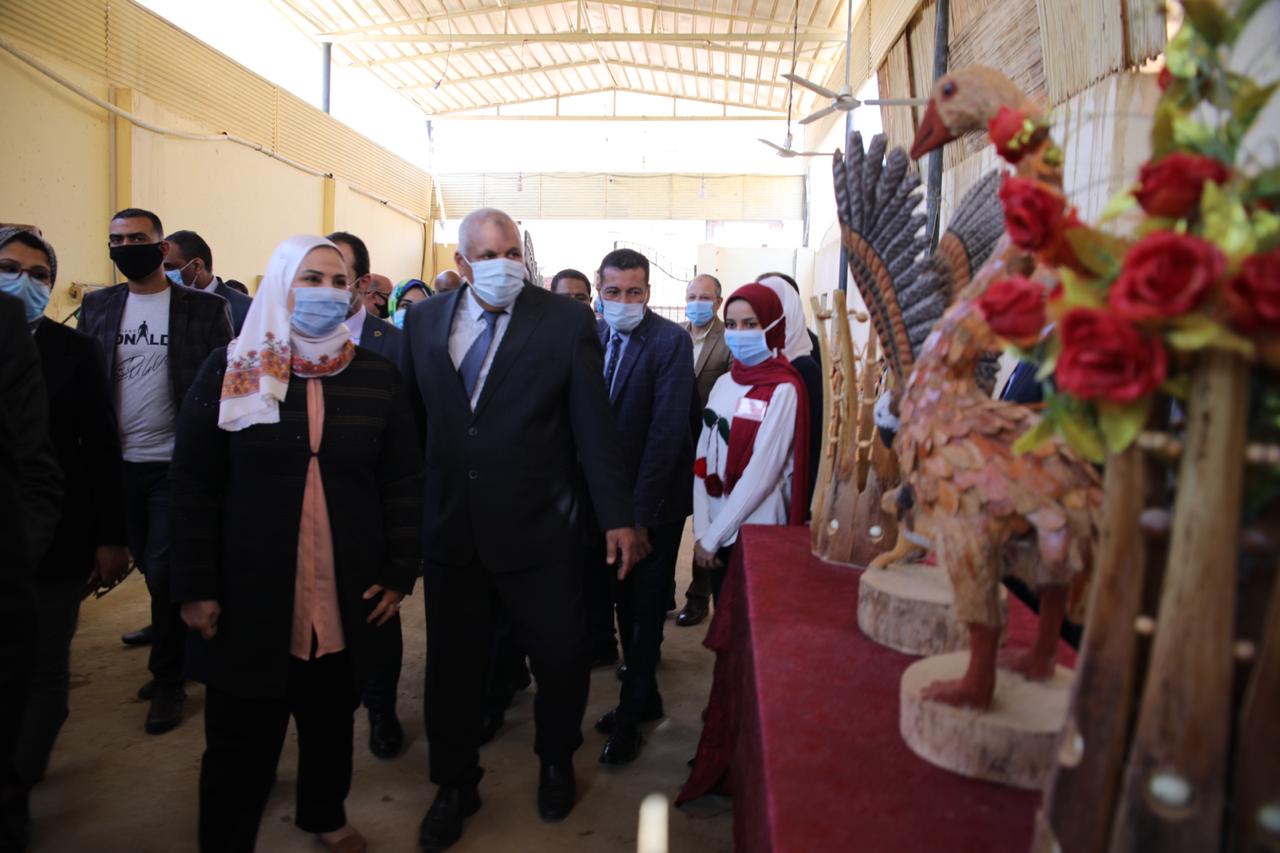 وزيرة التضامن الاجتماعي تتفقد مصنعًا للخزف