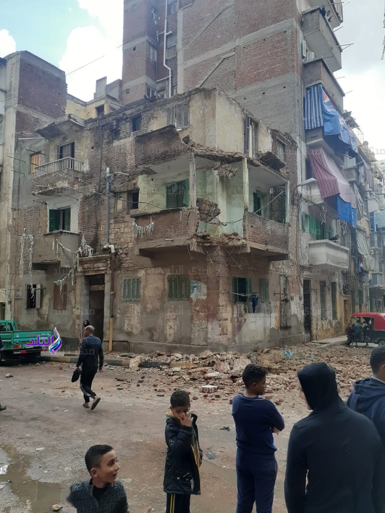 سقوط أجزاء من عقار