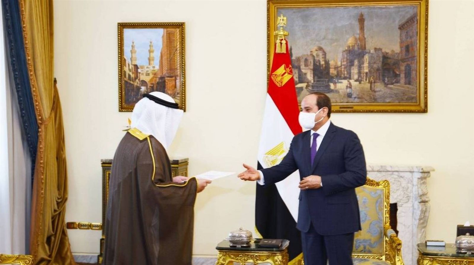 تسليم الرسالة للرئيس السيسي