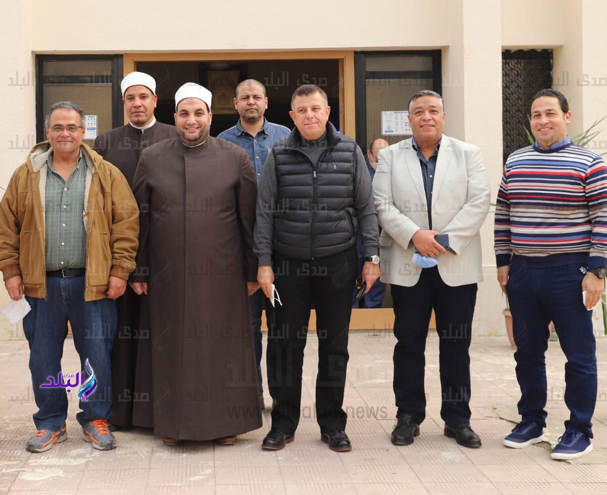 رئيس جامعة عين شمس ونائبه فى صلاة الجمعة مع الطلاب 