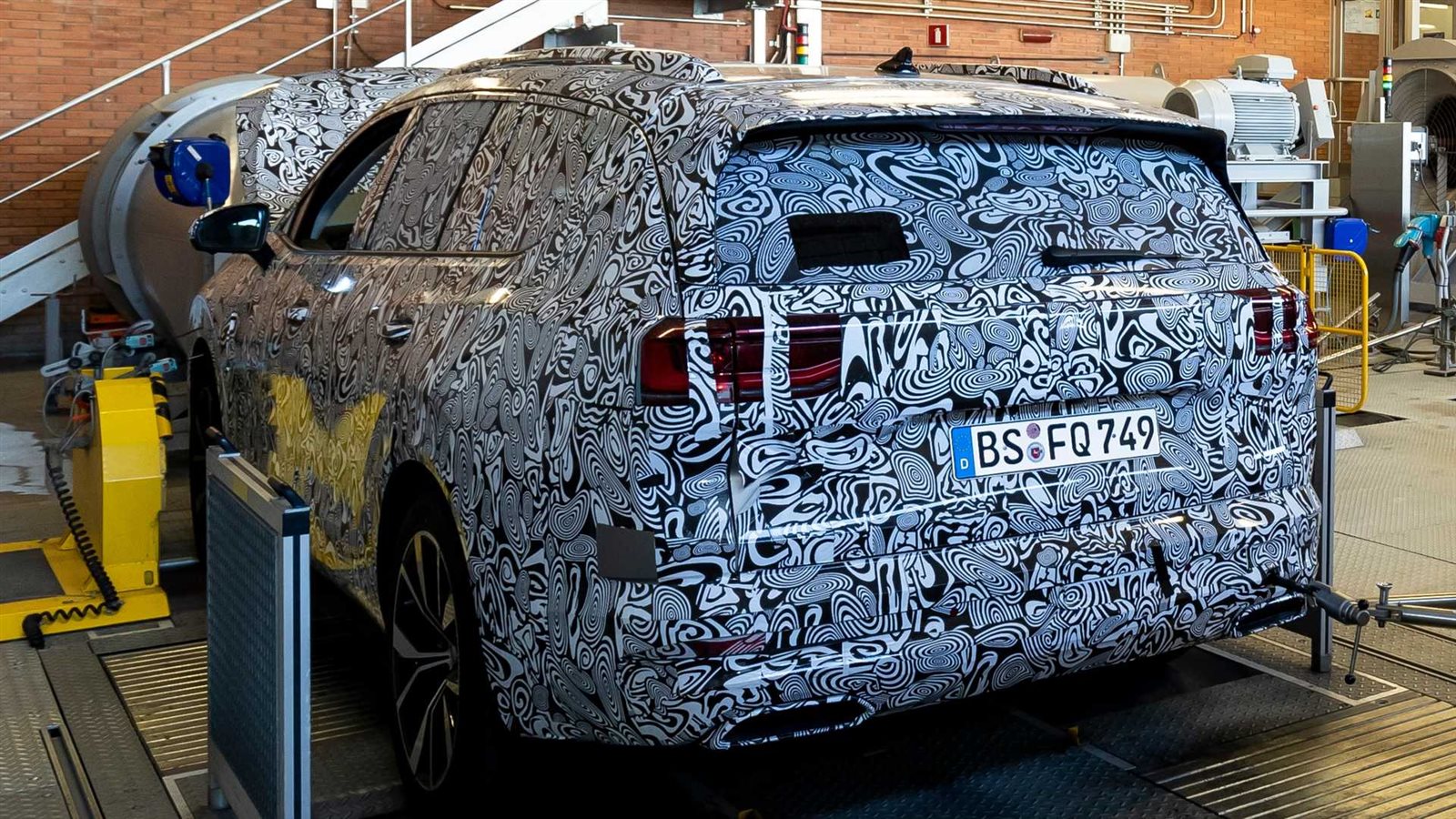 فولكس واجن volkswagen تنشر صورة تشويقية لسيارة SUV جديدة