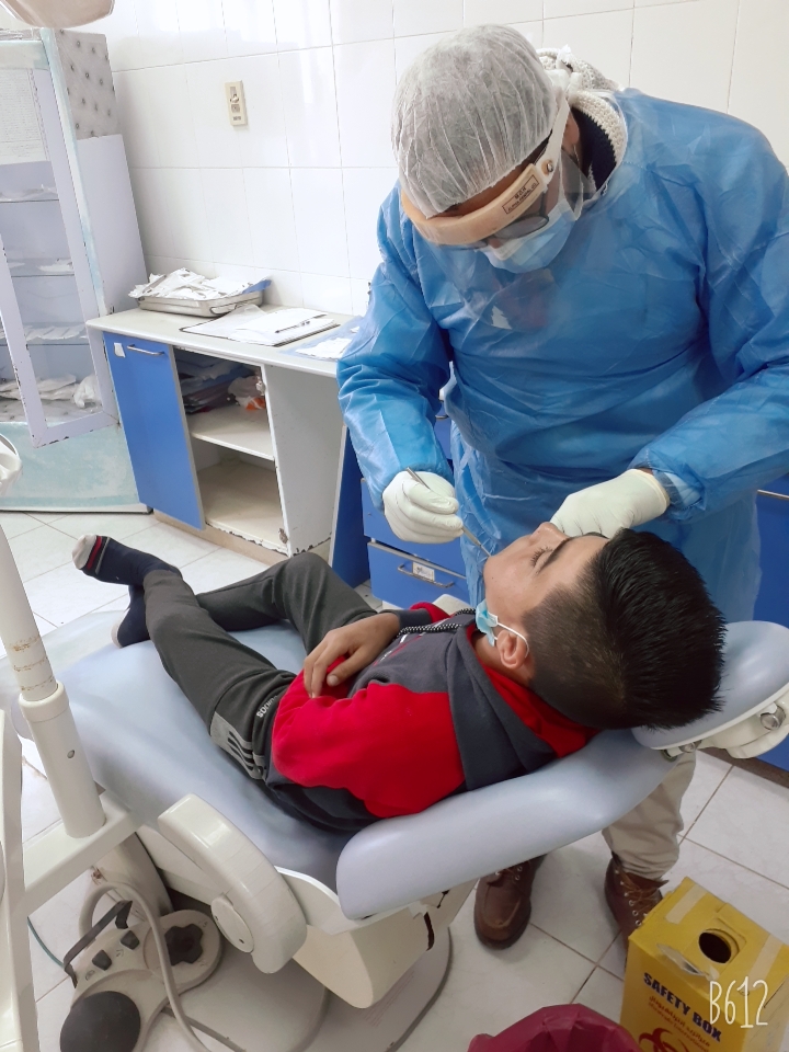الكشف على المرضى في القافلة الطبية 