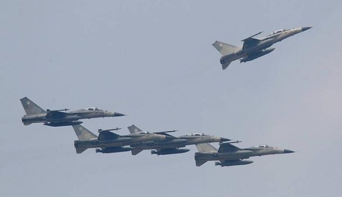 الطيران الحربي الإسرائيلي يحلق بكثافة في سماء بيروت