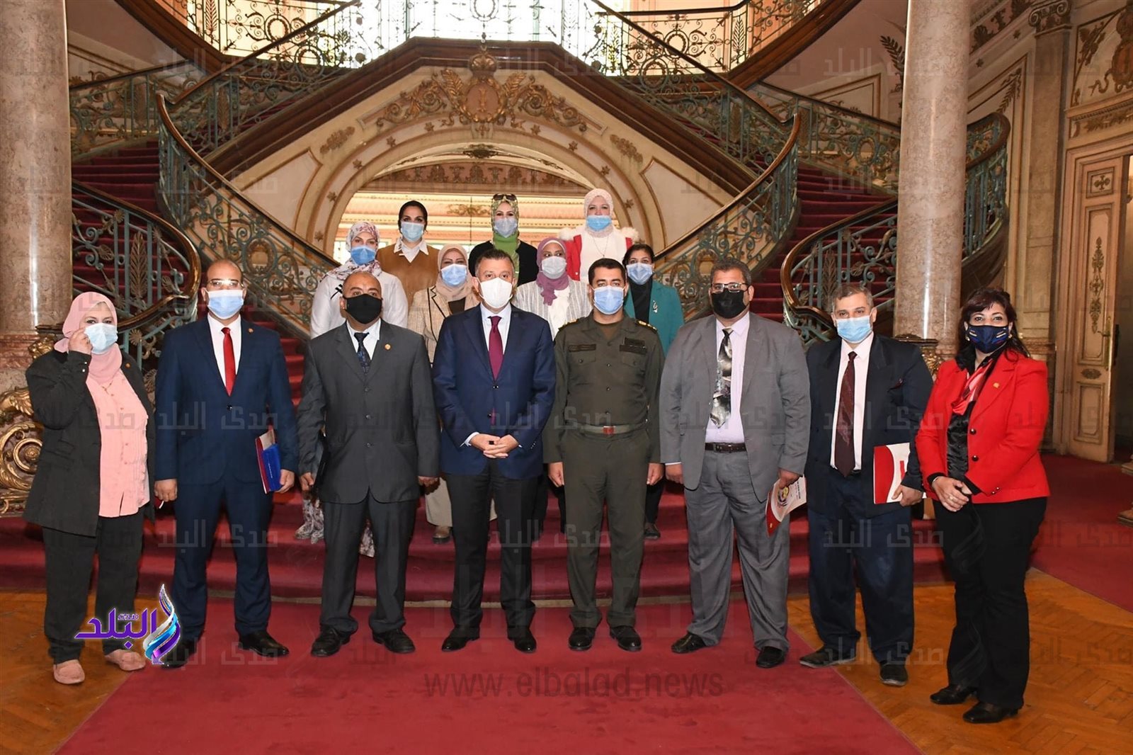 ئيس جامعة عين شمس يكرم عددا من أعضاء هيئة التدريس والعاملين