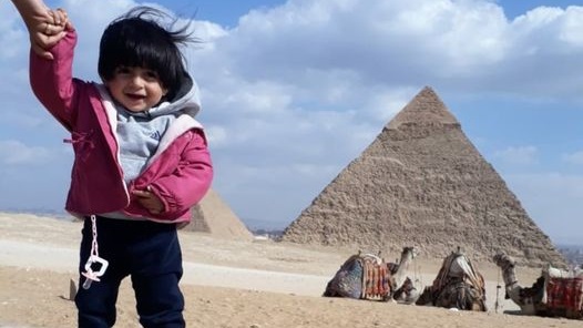 طفلة أردنية مشاركة في وسم #صورتك_في_الأهرامات