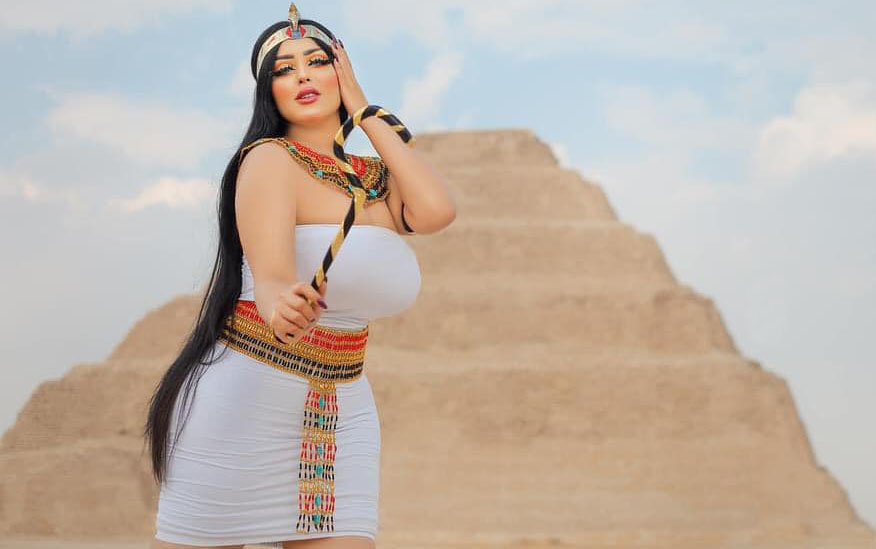فتاة الزي الفرعوني