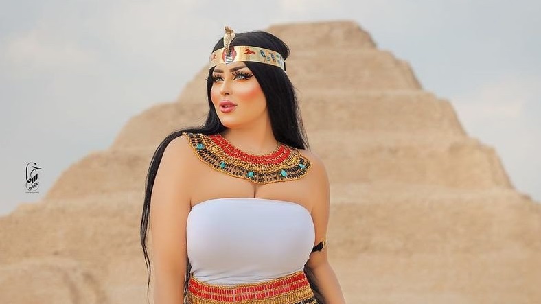 فتاة سيشن الأهرامات سلمى الشيمي