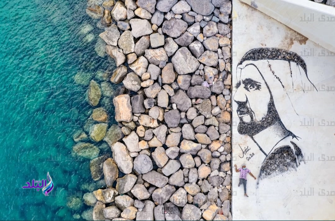 فنان عماني يبدع في رسم لوحة للشيخ محمد بن راشد