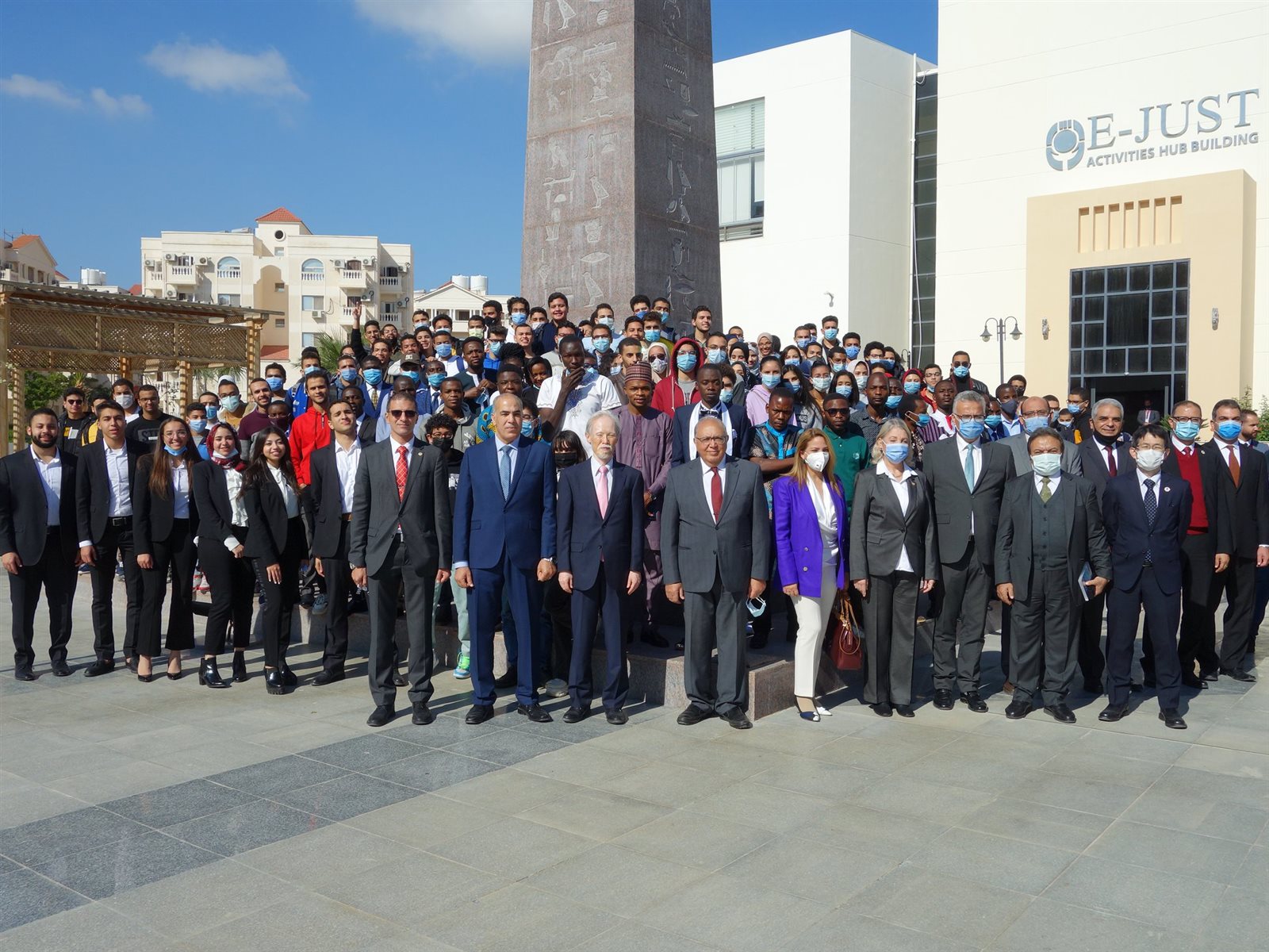 صورة جماعية للسفير الياباني وطلاب الجامعة المصرية اليابانية