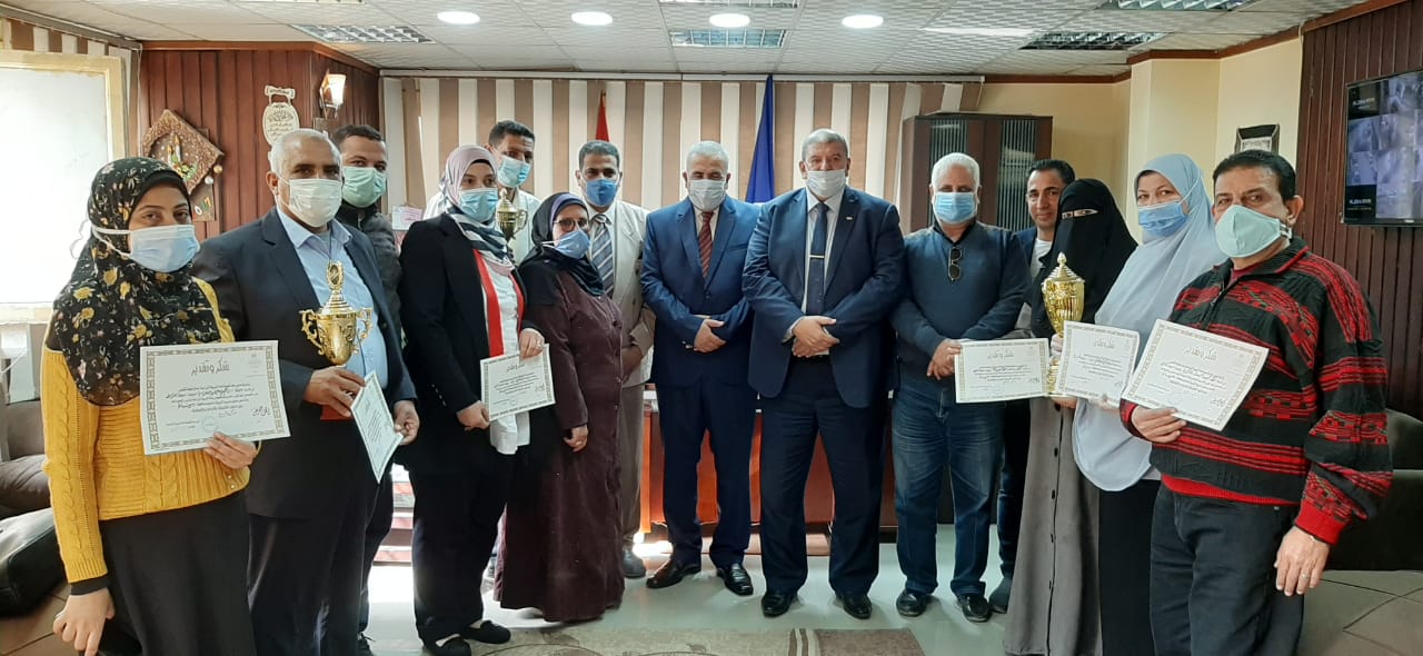 جانب من التكريم جانب من التكريم