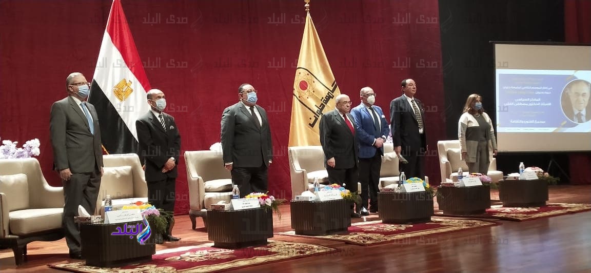 رئيس جامعة حلوان اثناء الندوة 