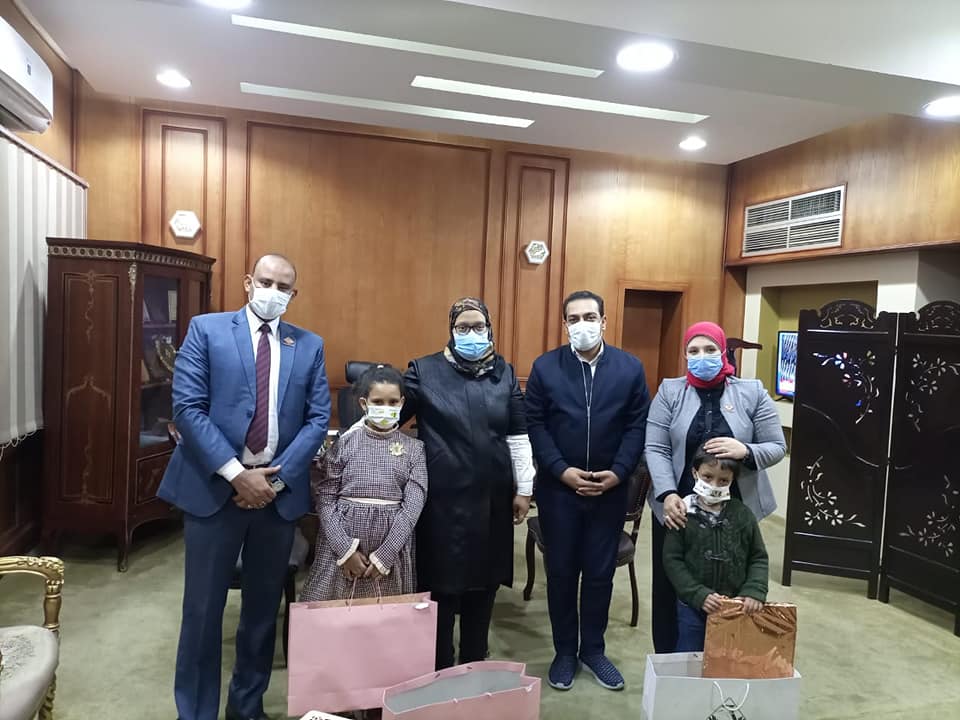 تكريم أبناء وزوجة الشهيد أحمد عبد الفتاح تكريم أبناء وزوجة الشهيد أحمد عبد الفتاح