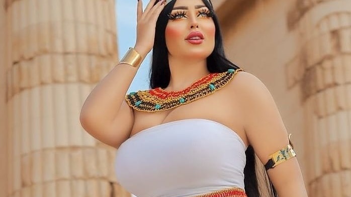 فتاة سيشن الاهرامات
