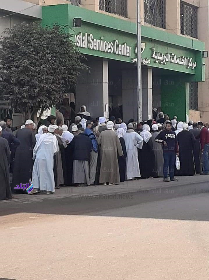 زحام المواطنين أمام مكاتب صرف المعاشات 