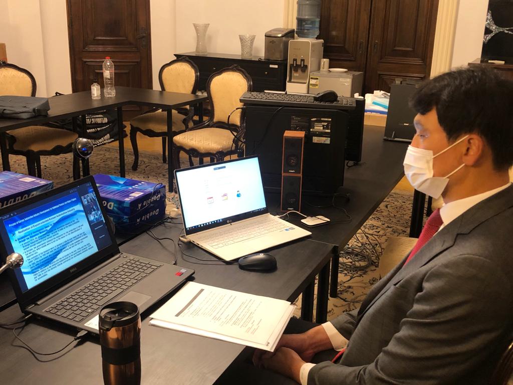 السفير الكوري خلال الندوة