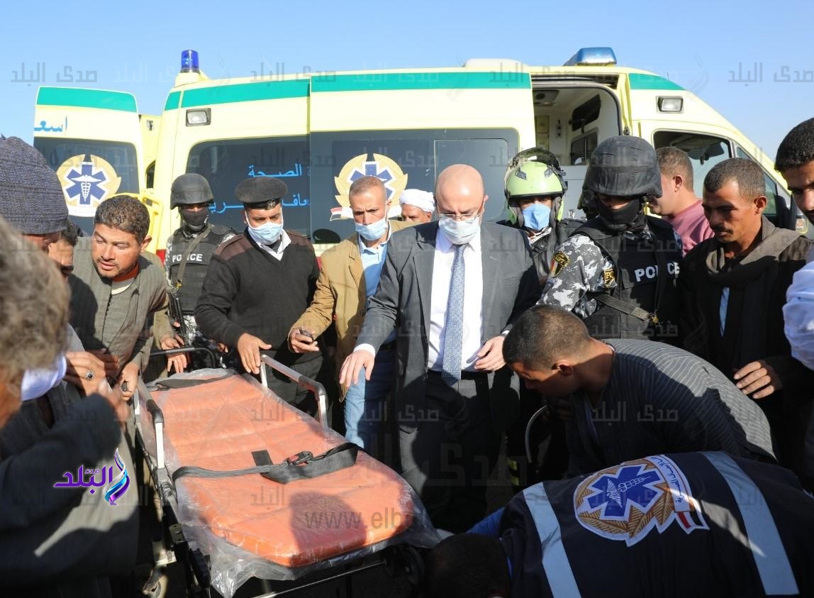 محافظ بني سويف يوقف خط سيره للاطمئنان على مواطن مصاب في حادث