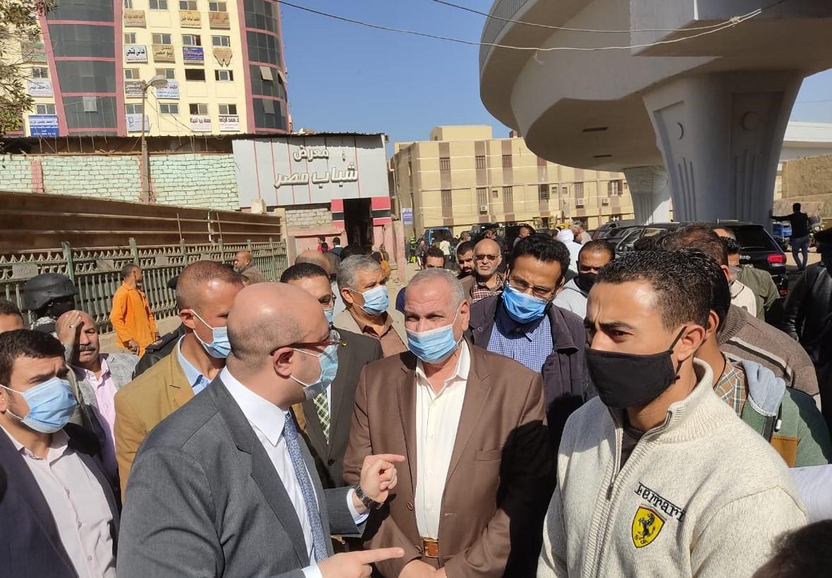 محافظ بني سويف يفتح ممر بمزلقان المديرية لعبور المشاة 