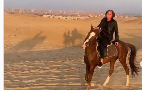 الملياردير محمد حديد يركب الحصان فى الاهرامات