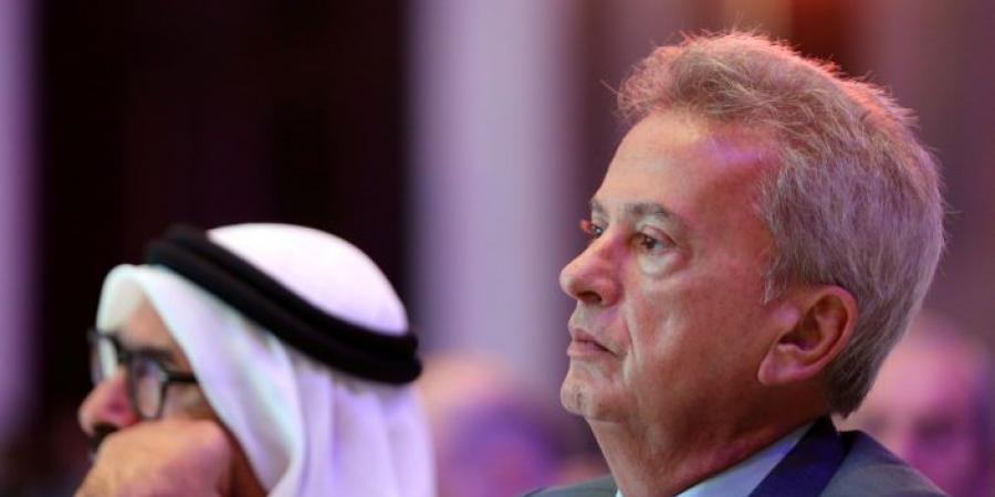  متظاهرون يطاردون حاكم مصرف لبنان ويصفونه بالسارق