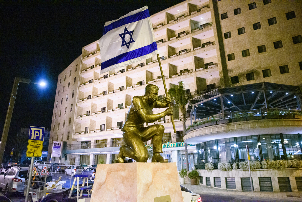 مظاهرات جديدة ضد نتنياهو بـ تمثال برونزي