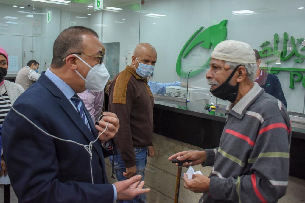 محافظ الإسكندرية يتابع صرف منحة العمالة غير المنتظمة
