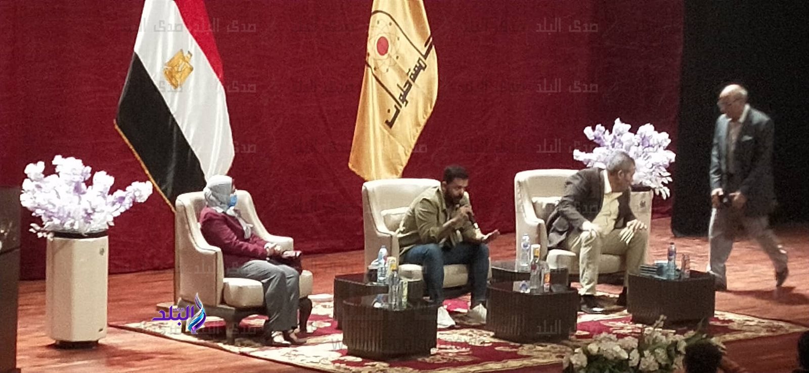 عمرو حسن يلقي شعرة