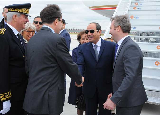 الرئيس السيسي يصل مطار اورلي بباريس