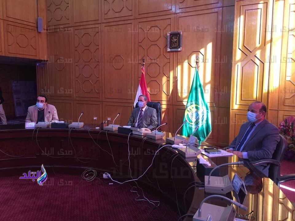 محافظ الاسماعيلية يتراس غرفة العمليات الرئيسية 