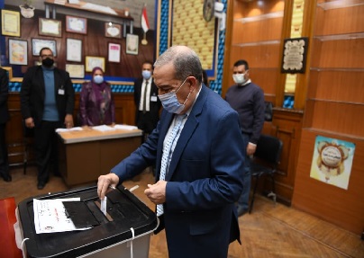 وزير الدولة للإنتاج الحربي يدلي بصوته في جولة الإعادة لانتخا