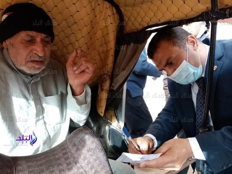 قاضي يساعد ناخب علي الإدلاء بصوت داخل توك توك بالغربية