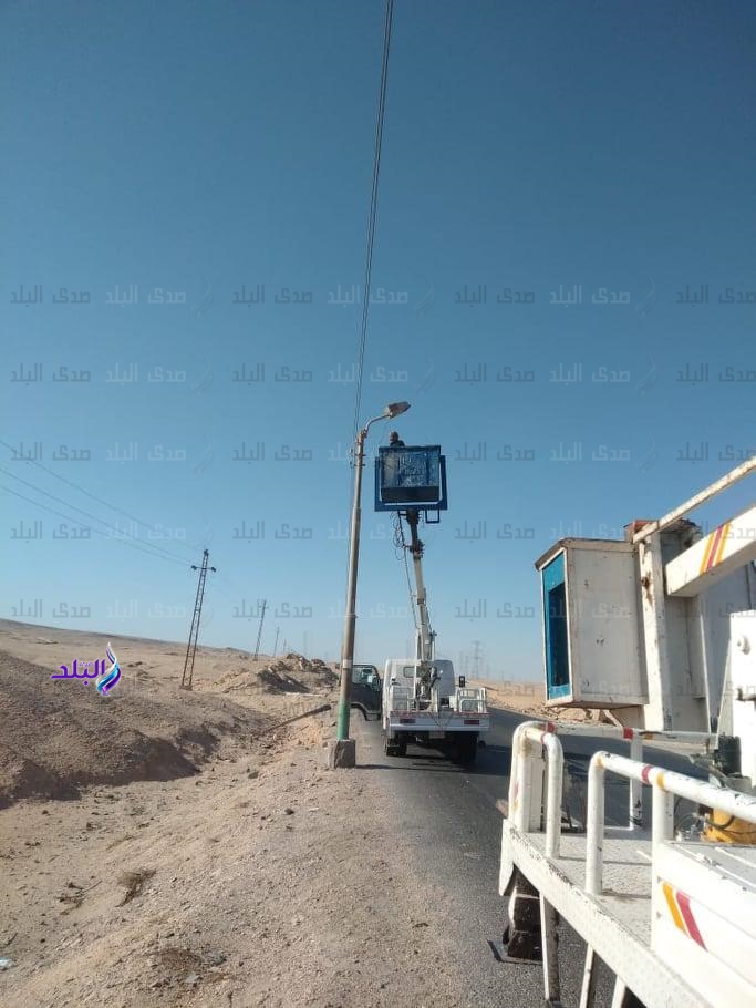 تركيب وصيانة 113 كشاف لإنارة الطريق الصحراوي