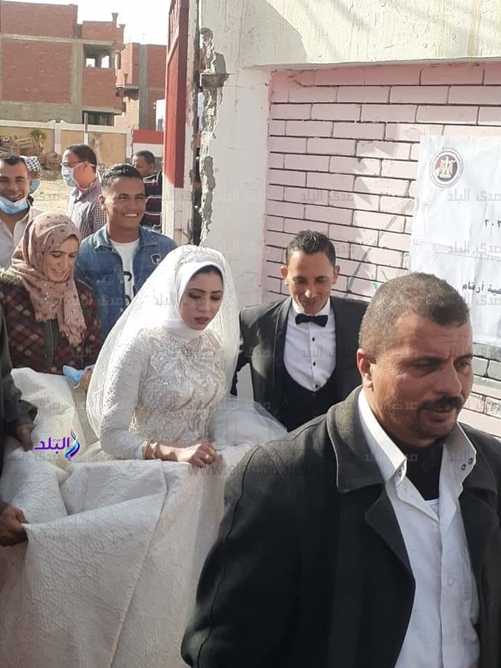عروسان يدليان بصوتهم