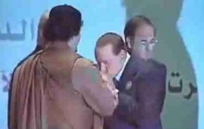 سيلفيو برلسكوني يقبل يد القذافي