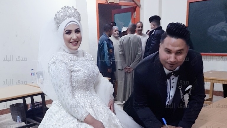 عروسين يدليان بصوتهم