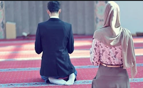 أين تقف المرأة في صلاة الجماعة مع زوجها