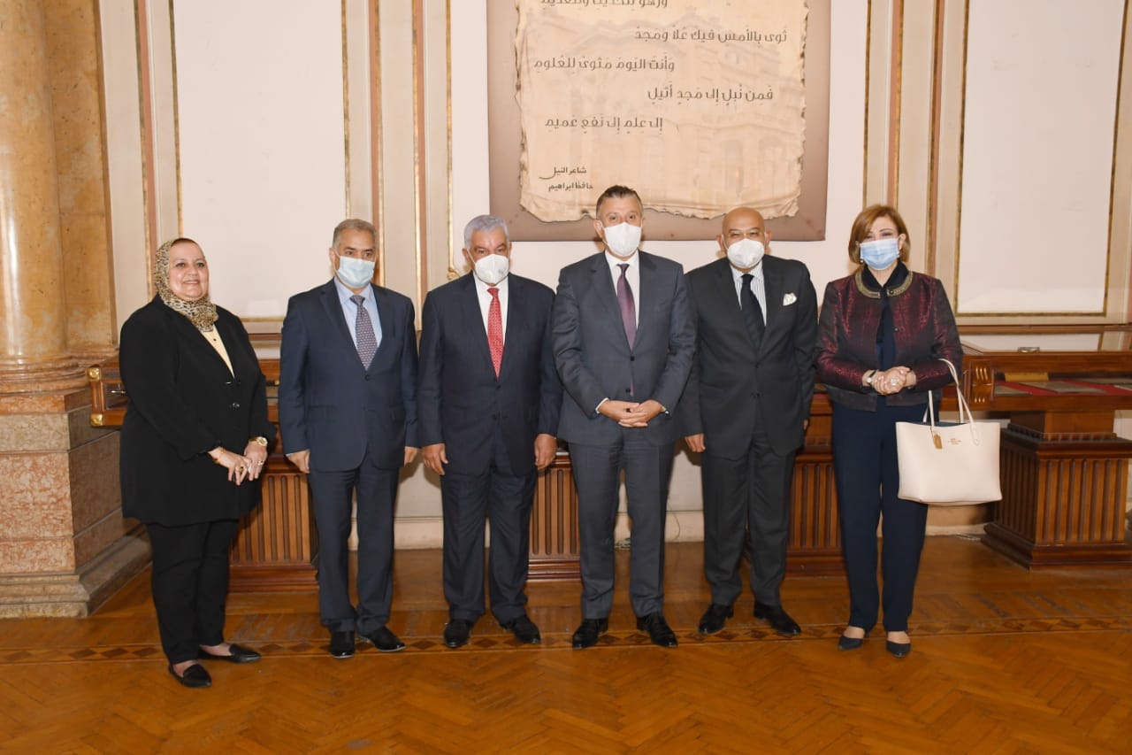 الدكتور زاهى حواس 