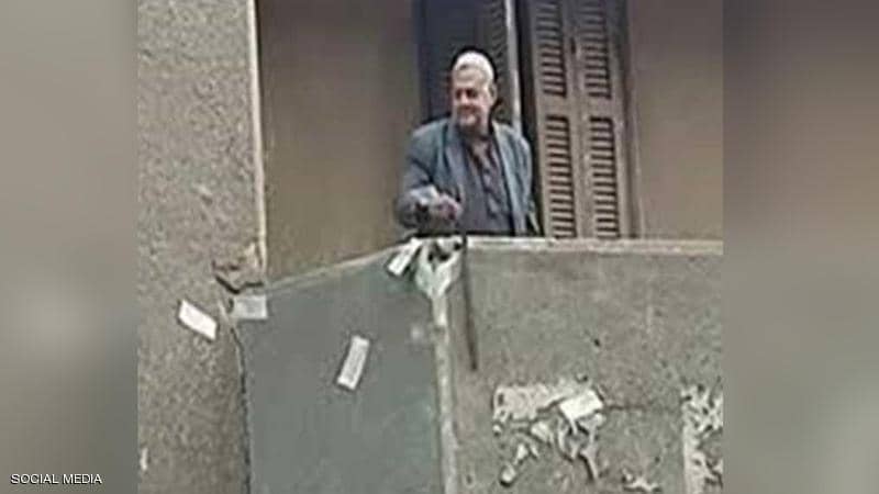 إلقاء الاموال من شرفة المنزل هل تعد صدقة.. أمين الفتوى يجيب