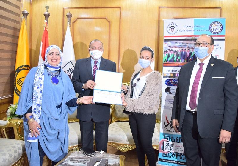 رئيس جامعة بني سويف يسلم المرحلة الثانية للمنح المجانية