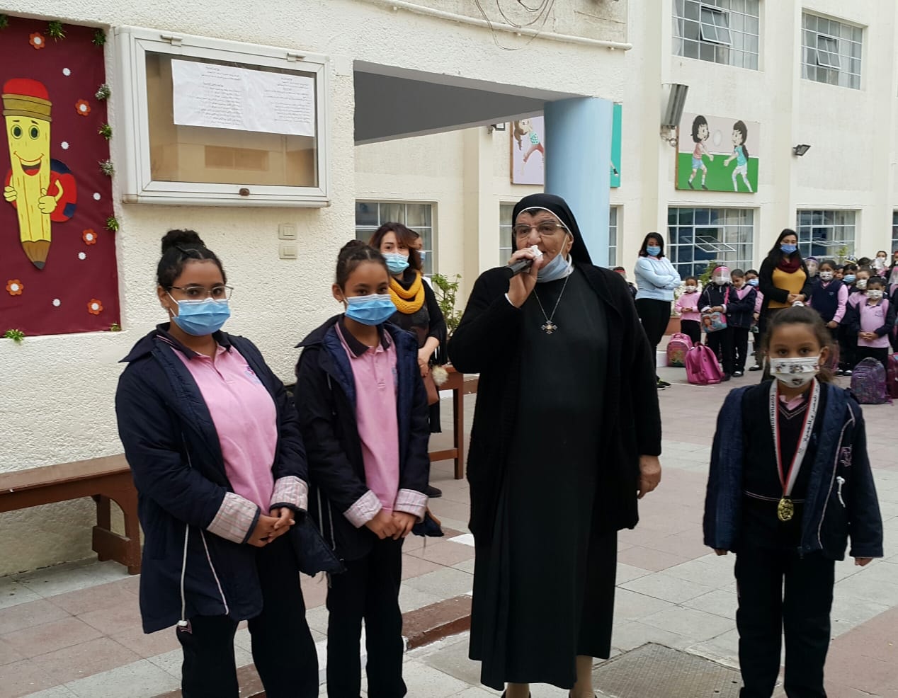 مديرة المدرسة برفقة الطالبات المتفوقات