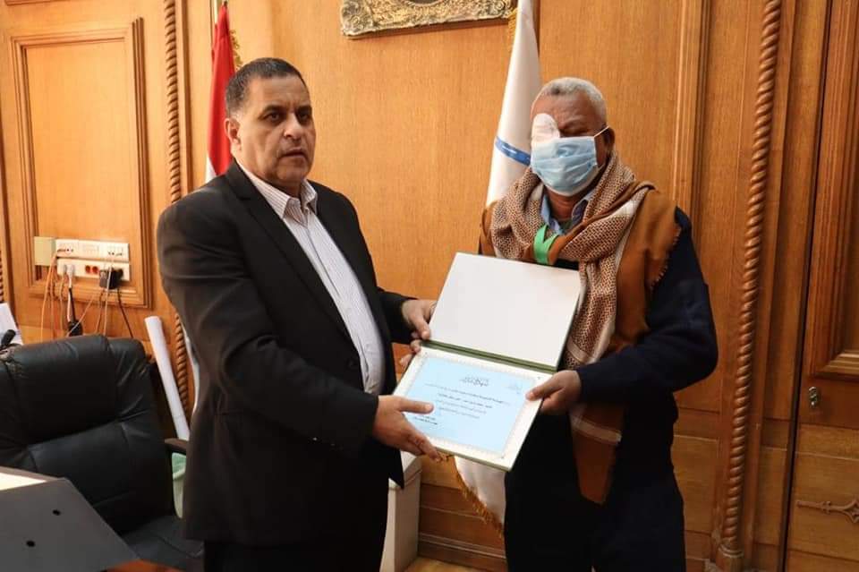 رئيس هيئة السكة الحديد يكرم خفير أصيب أثناء العمل 