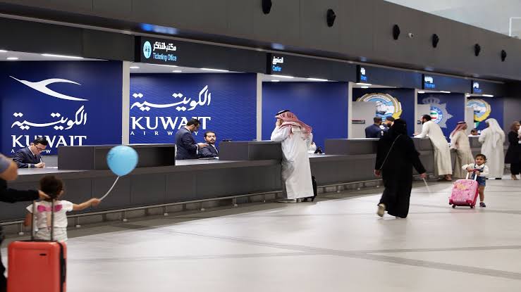 مسافرين بمطار الكويت الدولي 