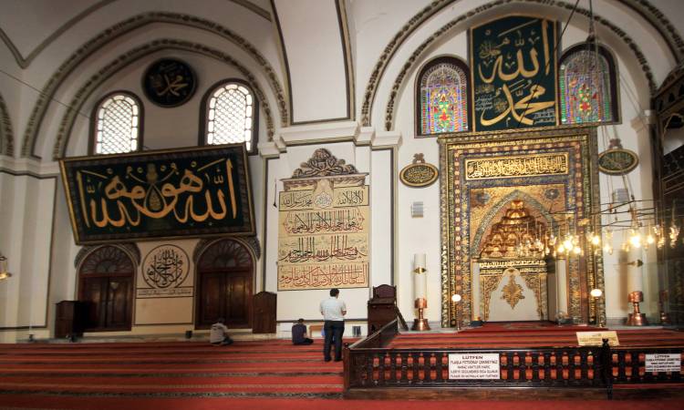 كتابة الآيات القرآنية على جدران المسجد