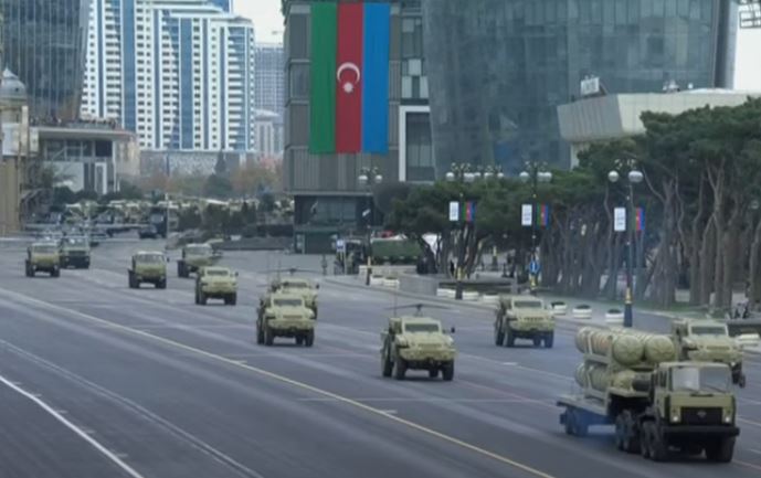 الجيش الأذربيجاني يستعرض أسلحة