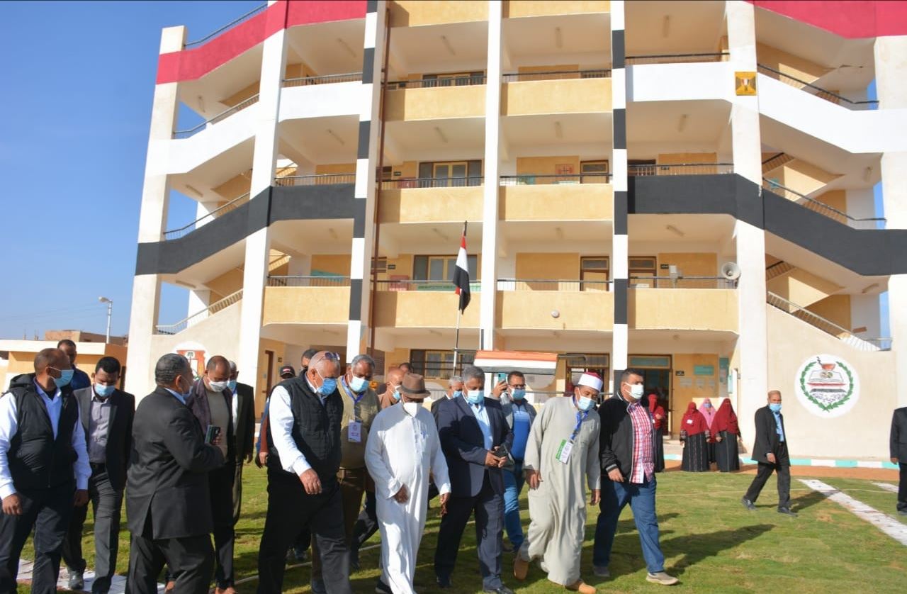 محافظ الوادي الجديد يتفقد المشروعات التنمويه